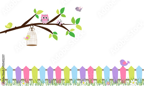 Rama de árbol con jaula y pájaros.