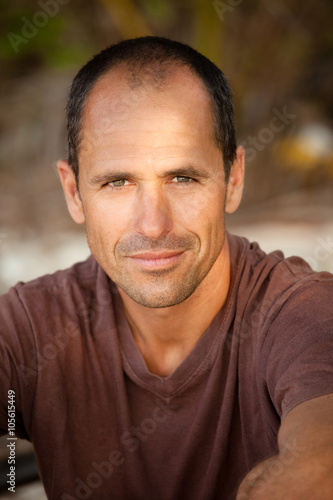 portrait d'homme brun européen de 40 ans