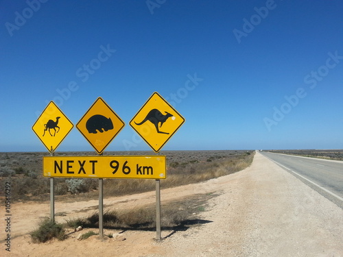 Verkehrsschild Next 96 km im Outback, Australien
