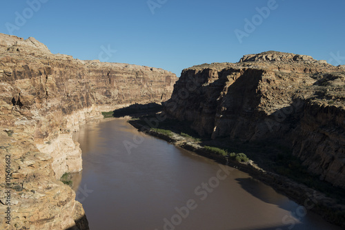 Río Colorado cruzando las montañas rocosas de Utah, USA