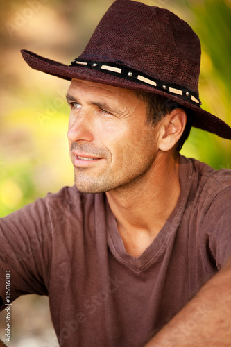 portrait d'homme caucasien souriant avec un chapeau