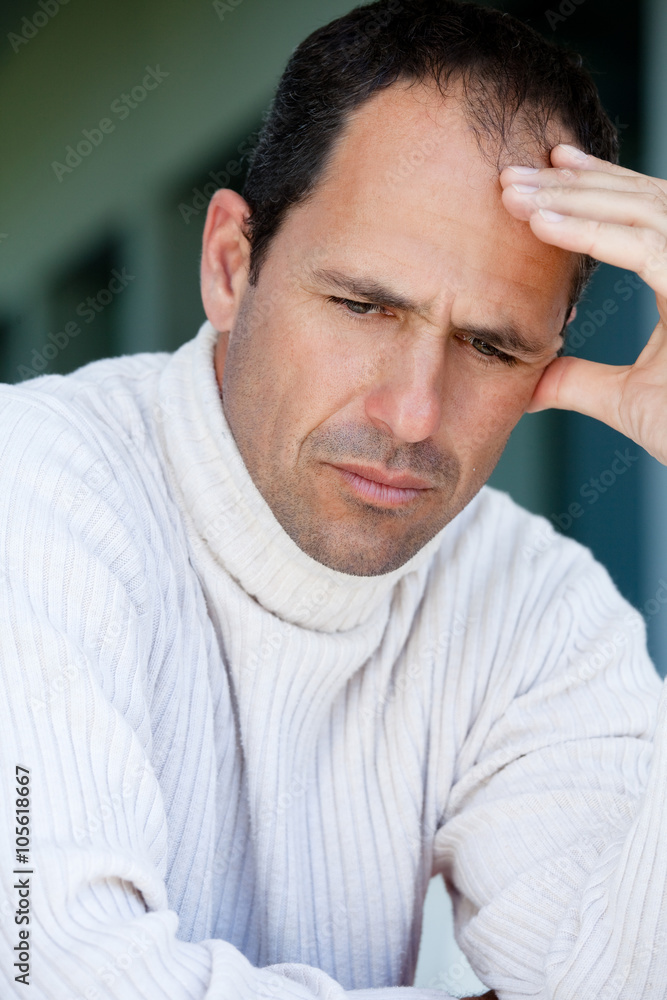 Obraz premium portrait d'homme triste en pull blanc