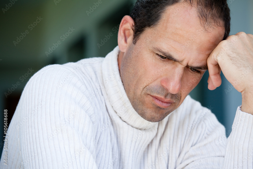 Obraz premium portrait d'homme triste en pull blanc