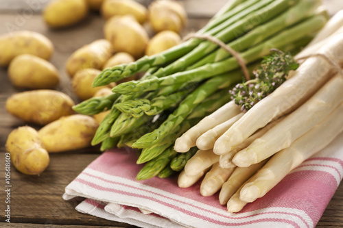 Portion grüner und weißer erntefrischer Stangenspargel 
