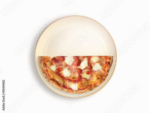 pizza e piatto isolati  photo