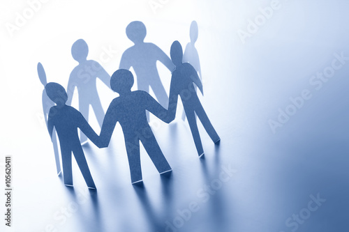 Cuadro en lienzo Paper people standing together hand in hand