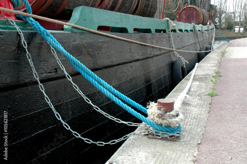 Fotografia Système d'amarrage d'une péniche amarrée à quai