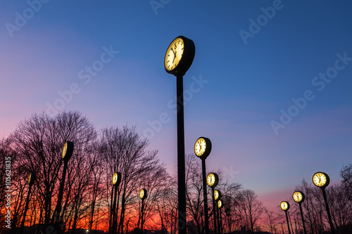 Bahnhofsuhren in einem Park in Düsseldorf nach Sonnenuntergang photo
