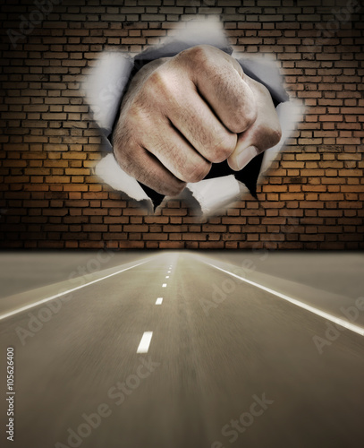 Faust durch die Wand
