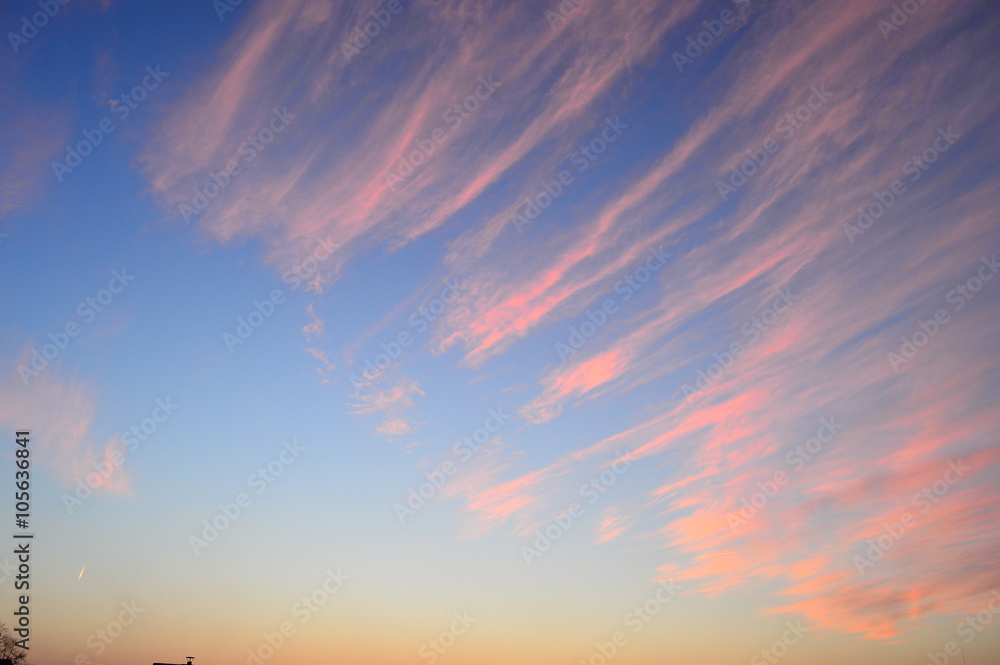 Obraz premium Chmury podczas zachodu słońca