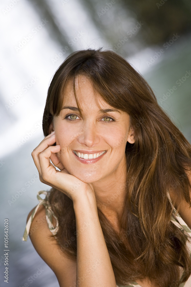 portrait de femme au bord de l'eau portrait de femme au bord de l'eau