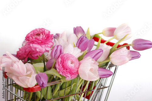 Fototapeta Naklejka Na Ścianę i Meble -  einkaufswagen mit blumen