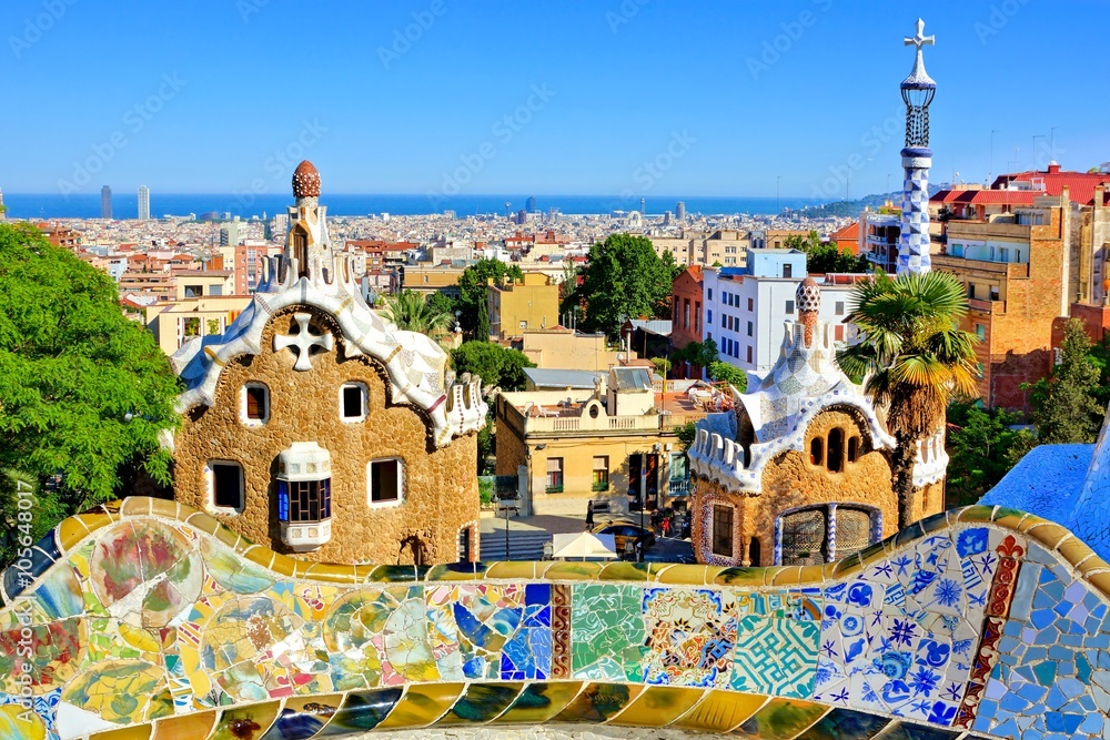 Naklejka premium Zobacz artystyczny Park Guell Antoniego Gaudiego w Barcelonie, Hiszpania