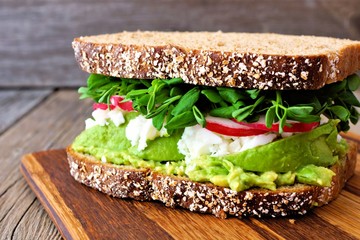 Sierkussen Snackbar Superfood sandwich met avocado en ei  © Jenifoto