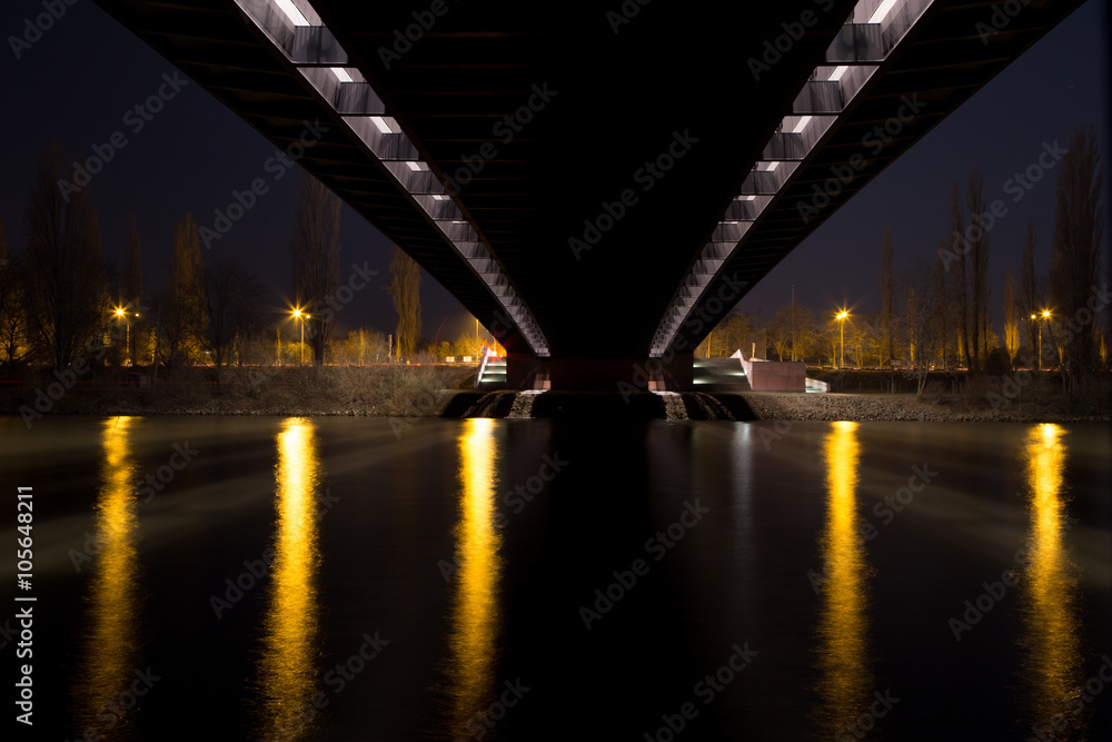 Fototapeta premium Unter der Brücke bei Nacht