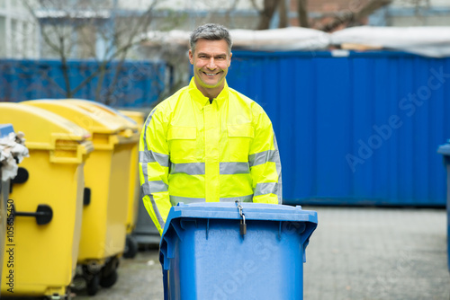 Schilderij op canvas Male Worker Walking With Dustbin On Street
