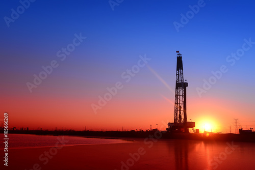 Canvastavla The oil derrick