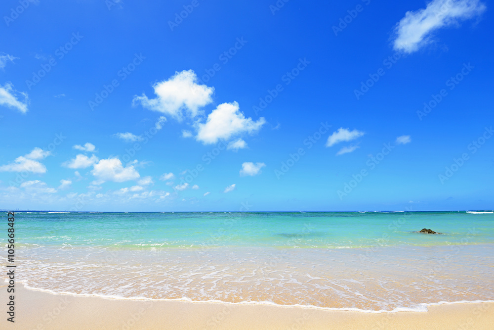 沖縄の美しいビーチとさわやかな空