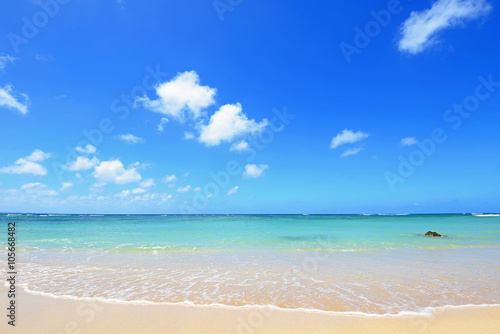 Fototapeta Naklejka Na Ścianę i Meble -  沖縄の美しいビーチとさわやかな空
