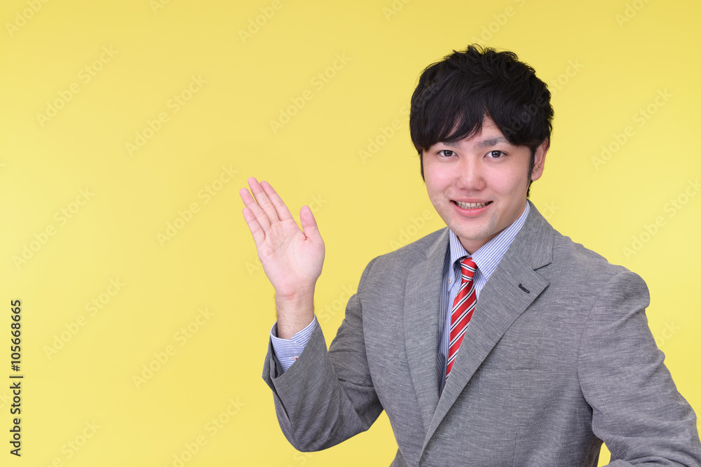 案内するビジネスマン