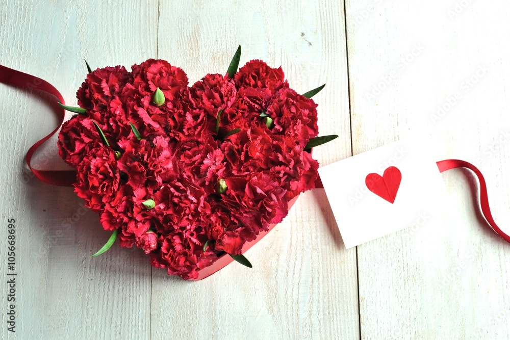 ハート型の赤いカーネーションのアレンジメントとメッセージカード Stock Photo Adobe Stock