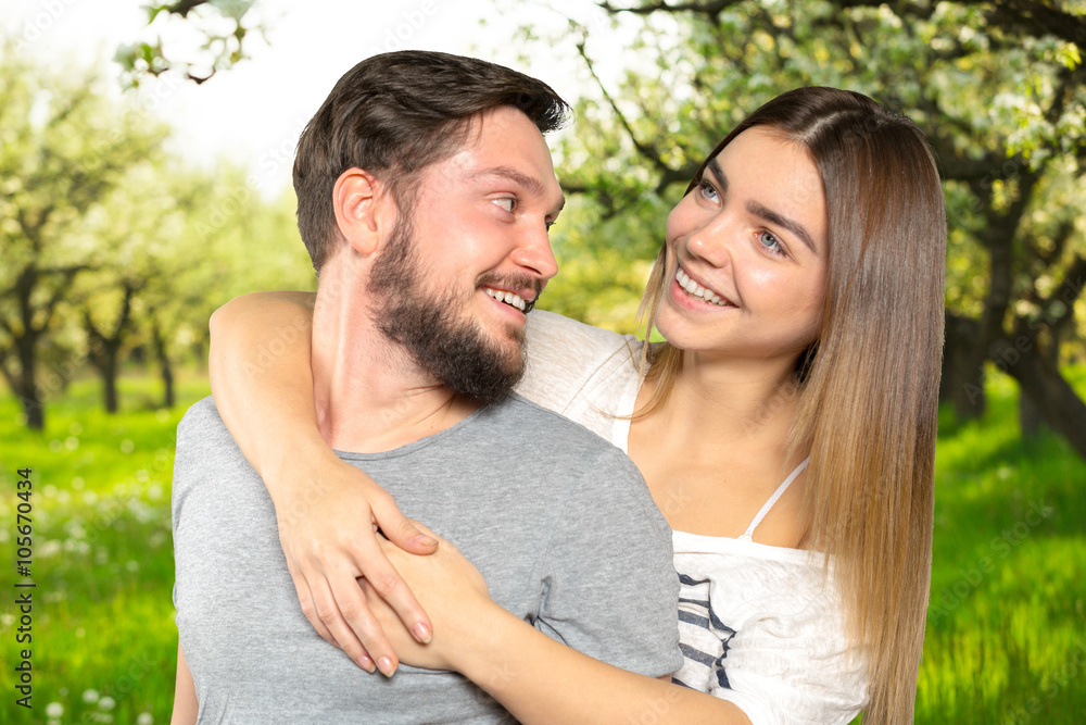 Obraz premium Cheerful young couple standing