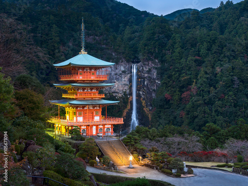 Seigantoji Pagode in Kumano in Wakayama Japan mit Nachi Taisha Falls im Hintergrund