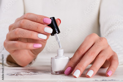 White-pink knitted manicure.