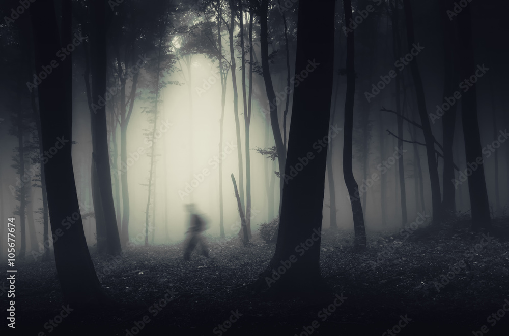 Fototapeta premium upiorna postać w mrocznej strasznej leśnej scenie halloweenowej