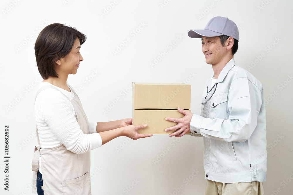 段ボールを持った男性と主婦 段ボールを持った男性と主婦