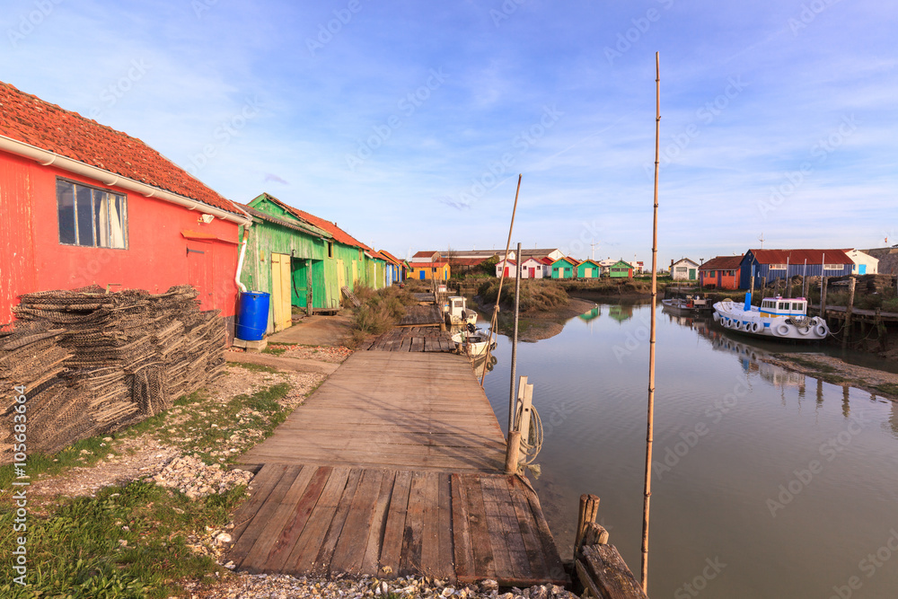 Le Chateau d'oléron, son port, ses bateaux ses cabanes de couleurs