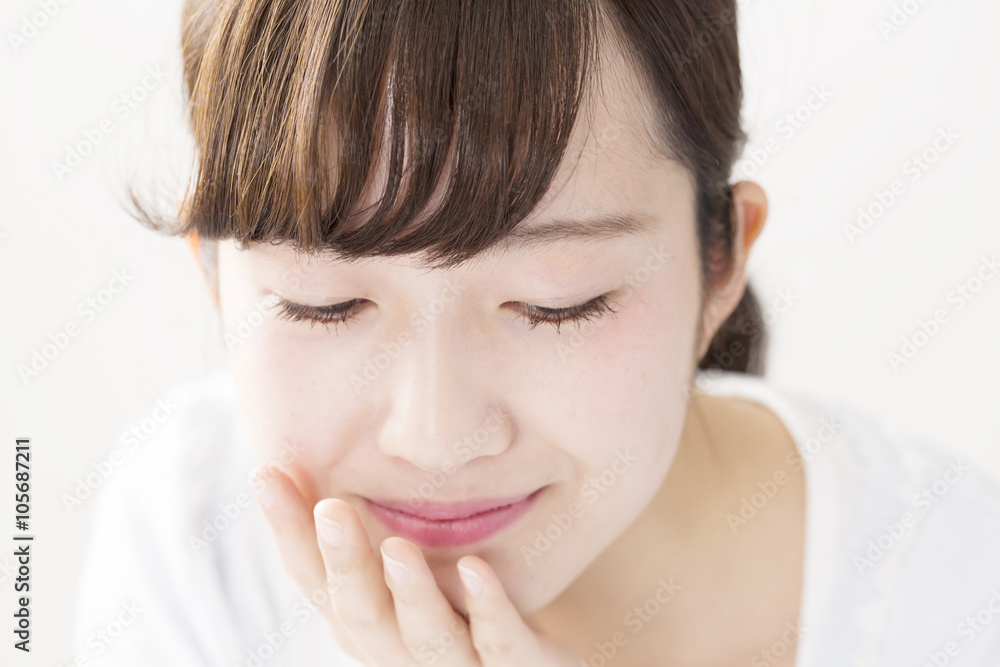 女性 若い 白バック 感情汎用 考える 想う 手を顎に 白バック 女性 若い 白バック 感情汎用 考える 想う 手を顎に 白バック
