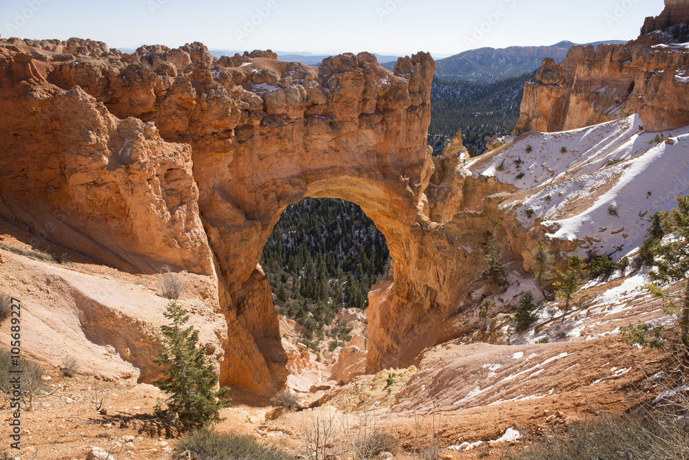 Montañas con picos rojos en el Bryce Canyon, Utah, USA