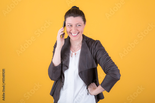 frau hat ein erfreuliches gespräch mit mobiltelefon photo