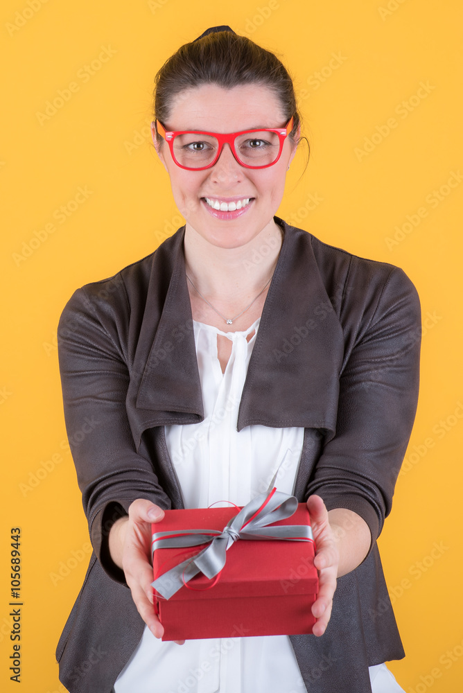 frau zeigt geschenk mit schleife frau zeigt geschenk mit schleife