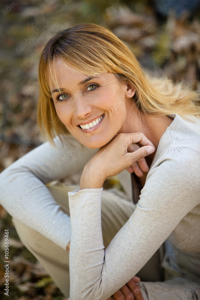Fototapeta premium portrait de femme en automne