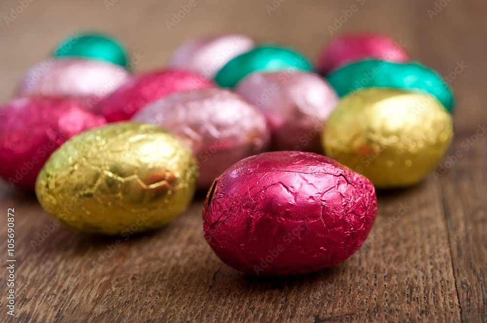 oeufs de Pâques au chocolat dans du papier brillant en couleur oeufs de Pâques au chocolat dans du papier brillant en couleur