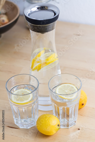 Frisches Zitronenwasser