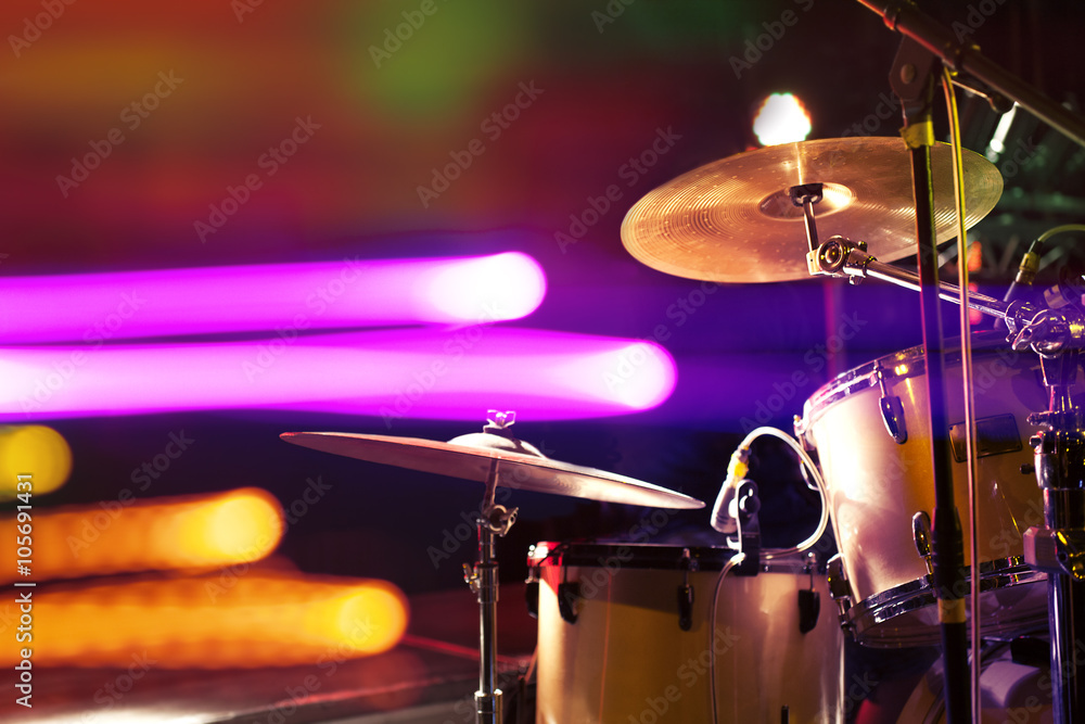 Fototapeta premium Bateria en el escenario.Musica en directo.Luces de escenario.