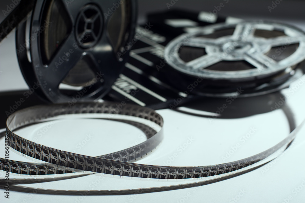 Obraz premium Old reel of film and cinema clap