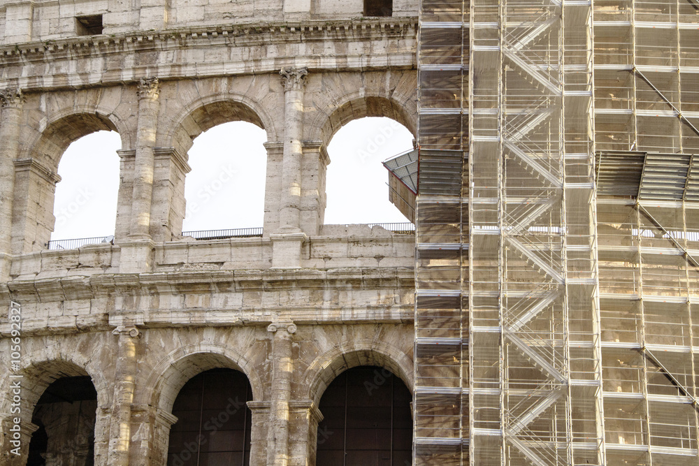 lavori di restauro al colosseo di Roma