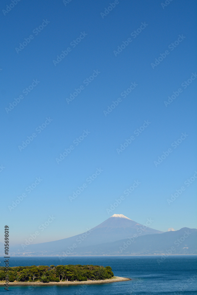 西伊豆から見る初冠雪翌日の洋上の富士山