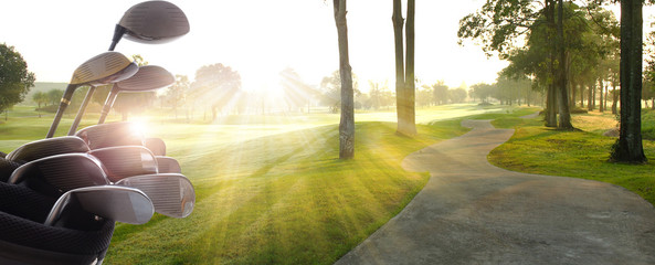 Acrylglasbilder Golf Golfschläger im Sonnenuntergang am Platz  © sittinan