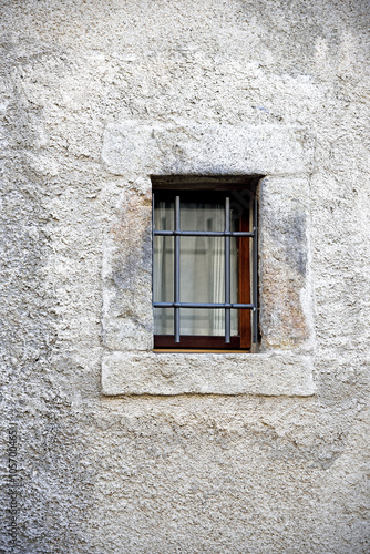 vecchia finestra su muro effetto granuloso © Georgia K