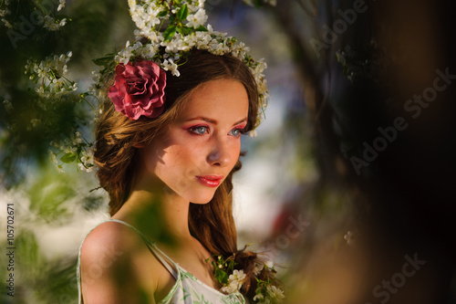 Fotografia beautiful  woman in a spring garden