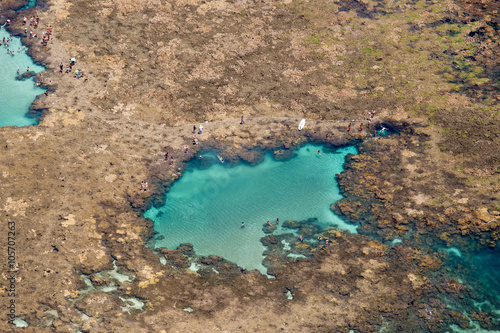 paisagem aérea sobre recifes de corais com atividades aquáticas