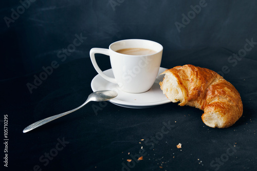 Fototapeta Naklejka Na Ścianę i Meble -  Coffee and croissant