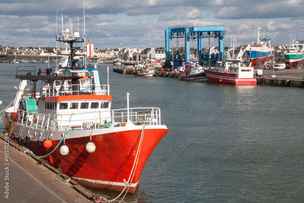 Fototapeta premium Chalutier à quai au port du Guilvinec, Finistère, Bretagne