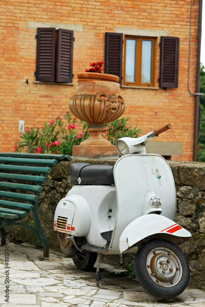 classic Vespa is one of the products of the industrial design world's most famous and most often used as a symbol of Italian design