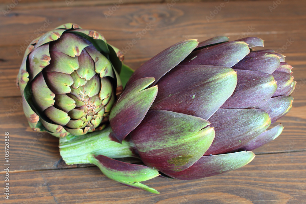 Fototapeta premium Carciofi su tavolo di legno